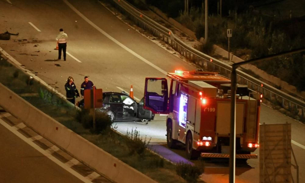 Σφοδρή σύγκρουση στην Ιόνια οδό: ΙΧ μπήκε στο αντίθετο ρεύμα-Προσπάθειες της Πυροσβεστικής για απεγκλωβισμό επιβάτη (βίντεο)